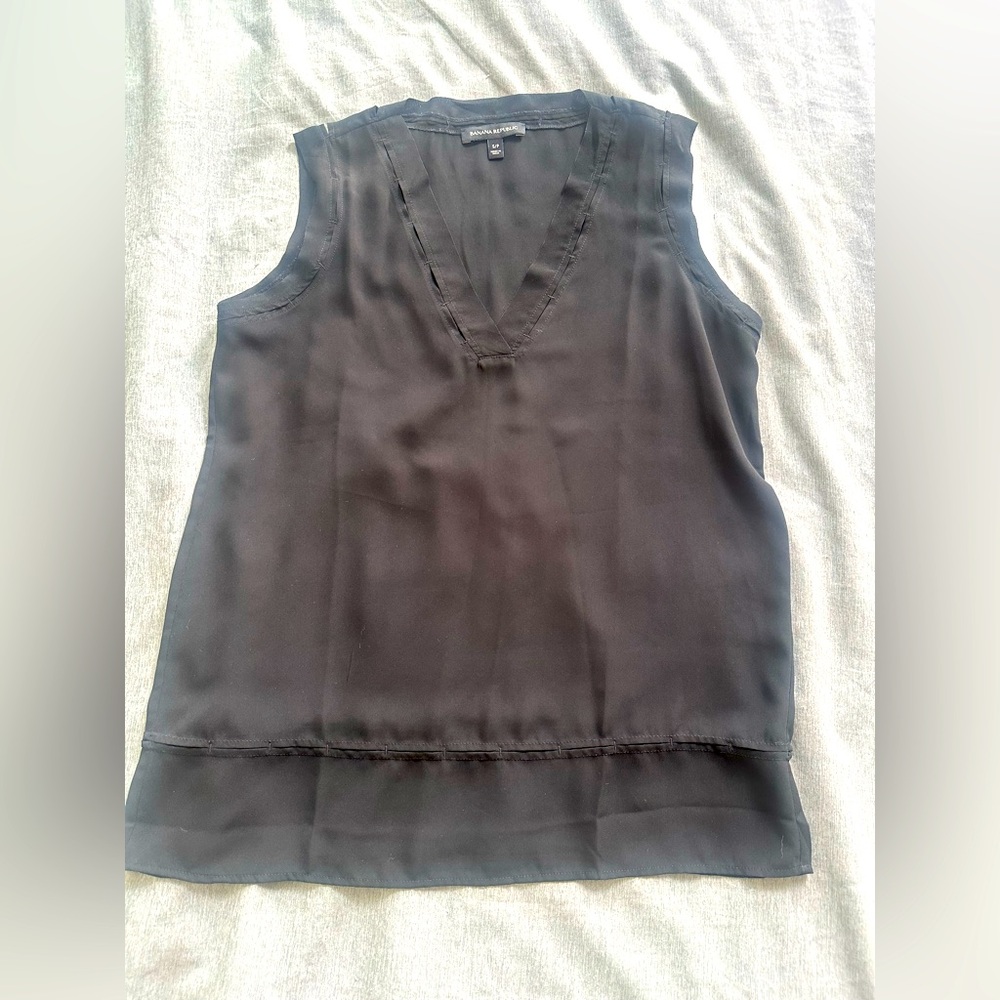 Banana Republic Black V-Neck Blouse with stitching - size small